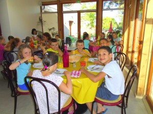 Repas classe découverte dans le salon