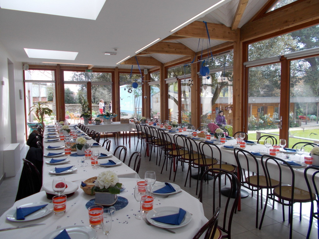 Table pour un mariage à la brise de mer